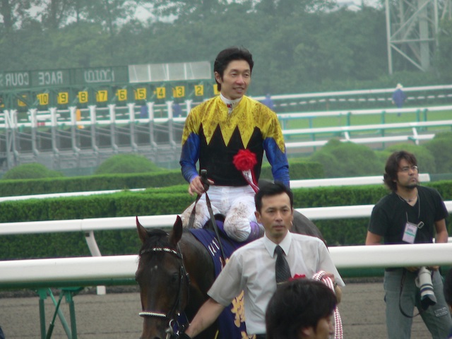 【2023年最新】雨の日の競馬に強い騎手を紹介する画像