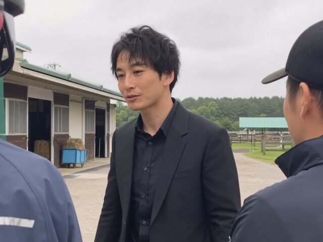 厩舎関係者と話をする監修者の前田智春